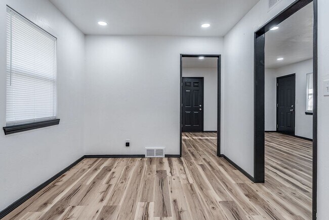 Building Photo - 1501 NE 33rd St