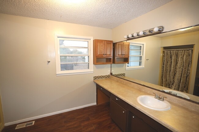 Building Photo - 1106 S Strong Blvd