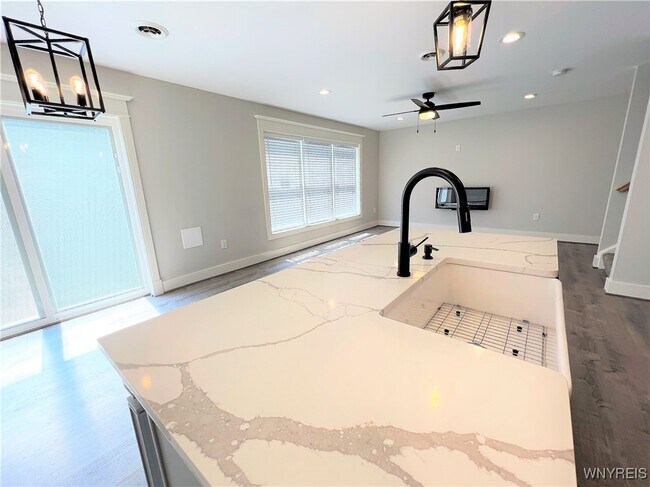 Building Photo - 10985 Main St