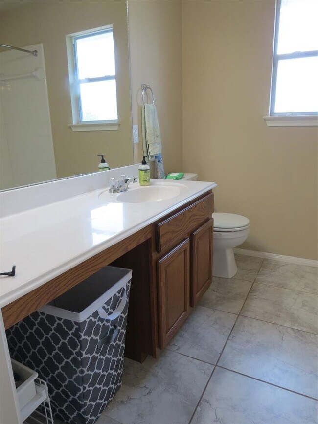 Building Photo - 402 Las Colinas Dr