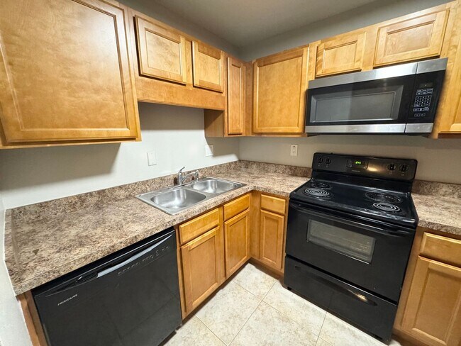 Building Photo - Lovely Winter Springs Condo ~ Vinyl Plank Flooring and Large Screened Patio!