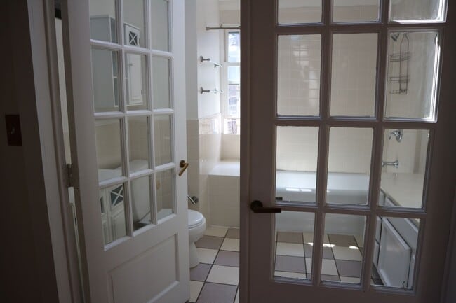 Building Photo - Large 3-bedroom house for rent in Wilmingt...