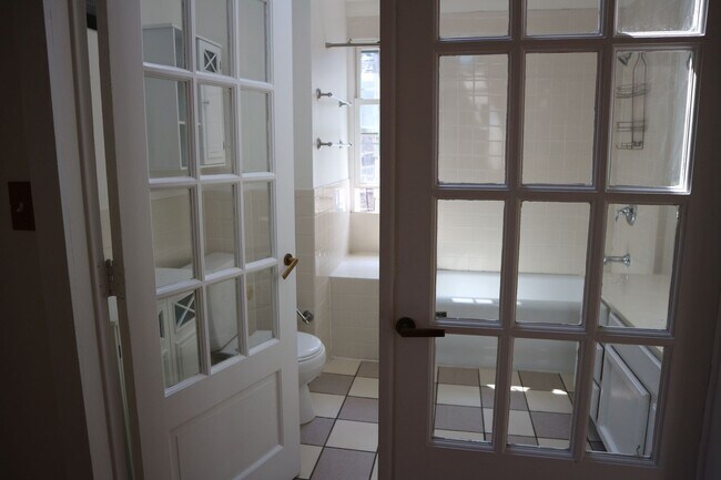 Building Photo - Large pet-friendly 3-bedroom house for ren...