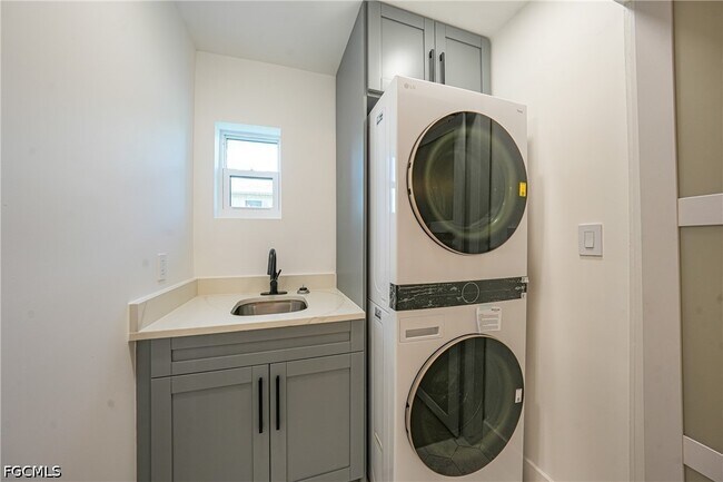 Building Photo - 27381 Voyageur Dr