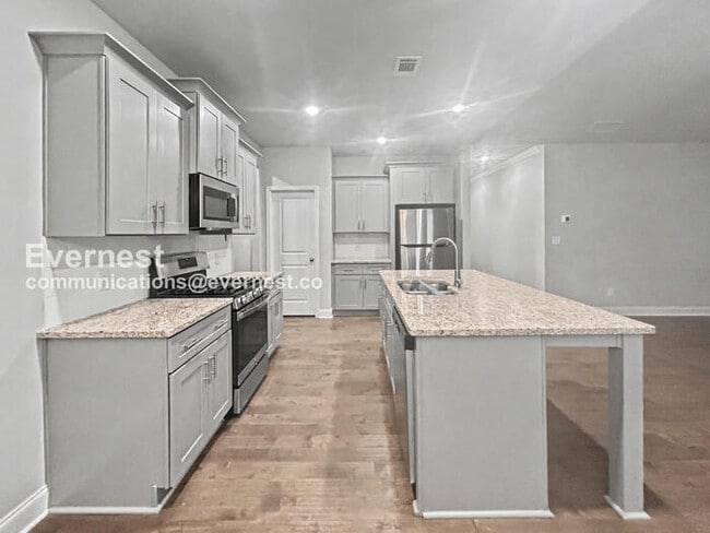 Building Photo - Limited Time Special Offer / 3 Bed/3 Bath Home with Garage / Pet-Friendly / Vouchers Accepted / A...