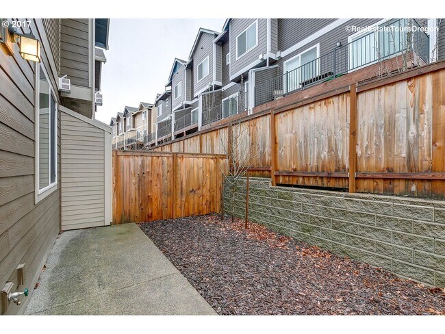 Building Photo - Great 3 Bedroom 2.5 Bathroom Townhouse End Unit!  2 Car Garage  + Washer & Dryer! Near Nike, Inte...