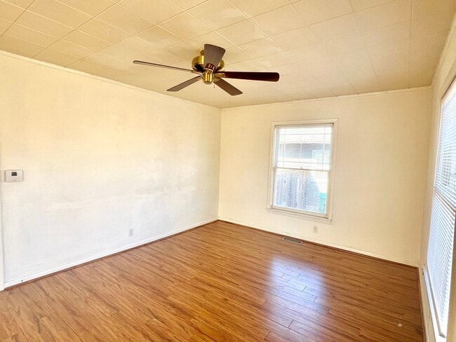 Building Photo - Portsmouth Neighborhood 3 story Home with Laminate H/W Floors, Fenced Backyard