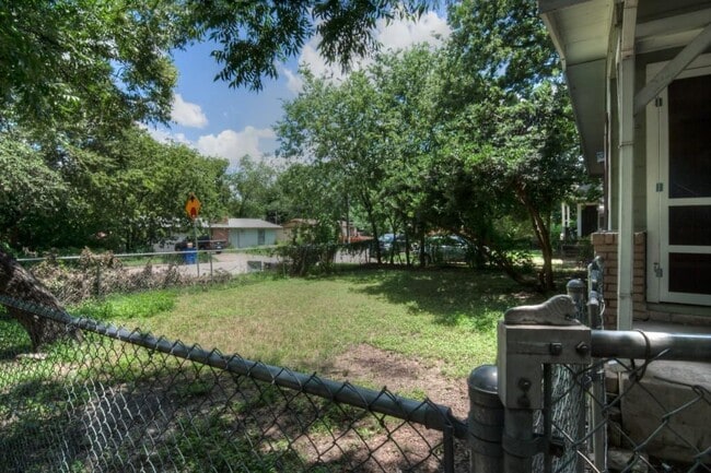 Building Photo - 4614 Bennett Ave