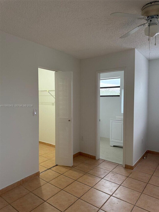 Building Photo - 425 W Park Dr