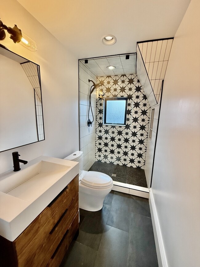 Building Photo - 1228 Bryan Ave