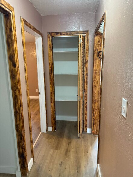 Building Photo - 2116 N Riverside Dr