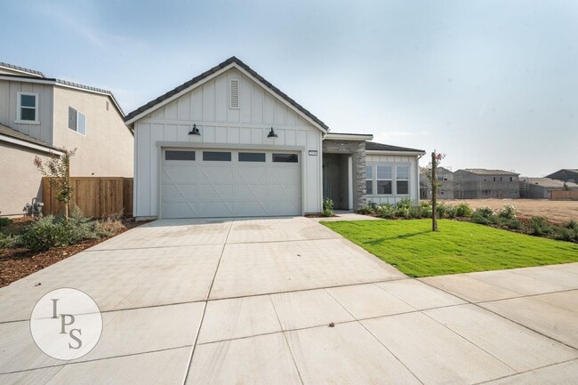 Building Photo - North Clovis Home, 3BR/2BA + Den/Possible 4th Bedroom - Lots of Amenities!