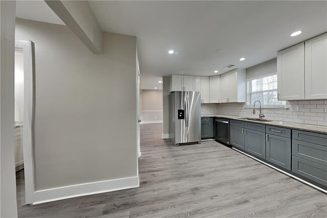 Building Photo - 104 Silvergrass Dr