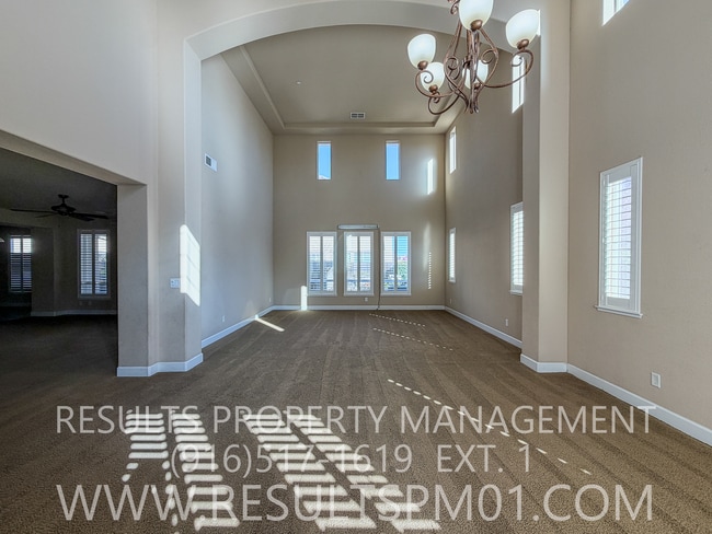 Building Photo - Elegance and spacious Mini Mansion