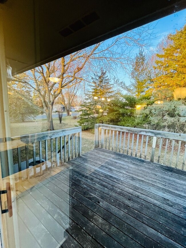 Building Photo - Beautifully updated 3 bedroom 2 bath duplex