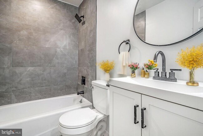 Building Photo - 1325 Barnaby Terrace SE