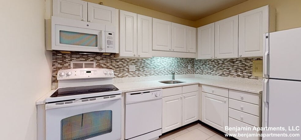 Building Photo - 71 Monmouth St