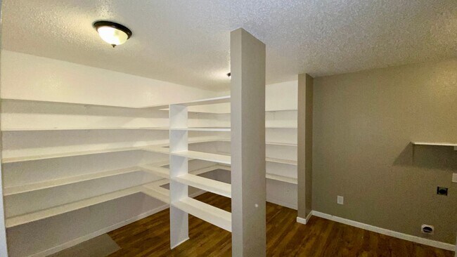 Building Photo - Beautiful Home in Established Neighborhood