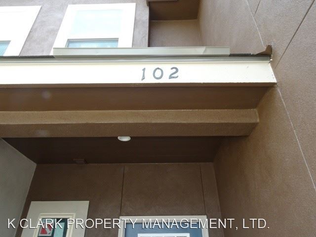 Building Photo - 3 br, 2.5 bath House - 6942 LAKEVIEW DR #102