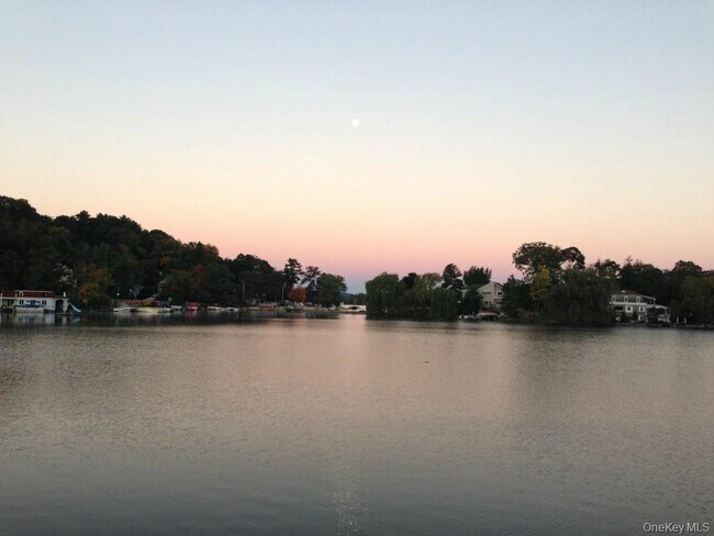 Building Photo - 7 Tamarack Rd