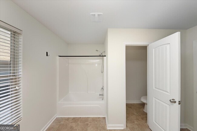 Building Photo - 541 Tulip Ln