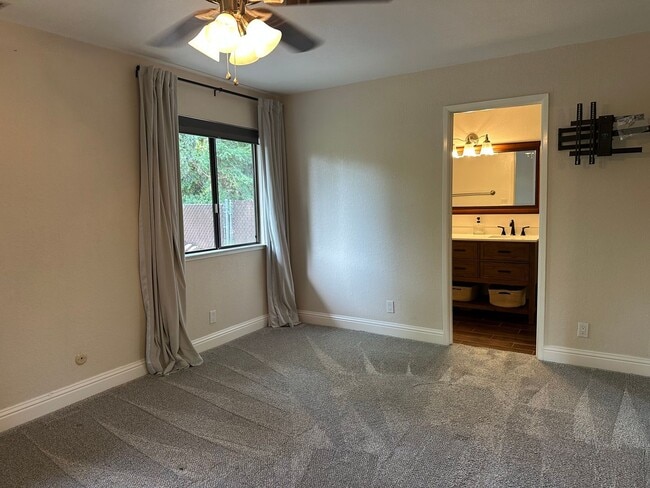 Building Photo - Beautifully maintained home in a peaceful setting