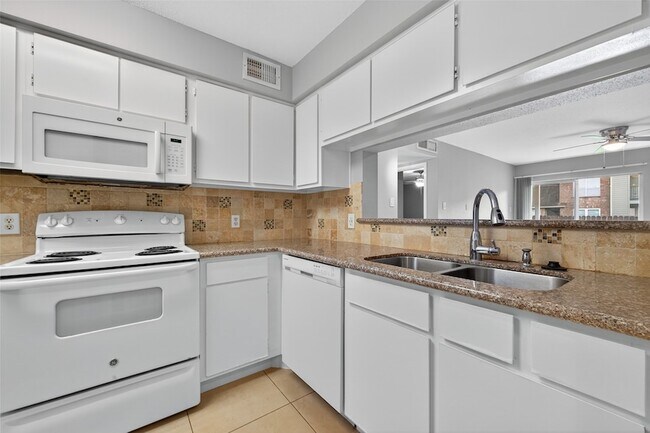 Building Photo - 18800 Egret Bay Blvd