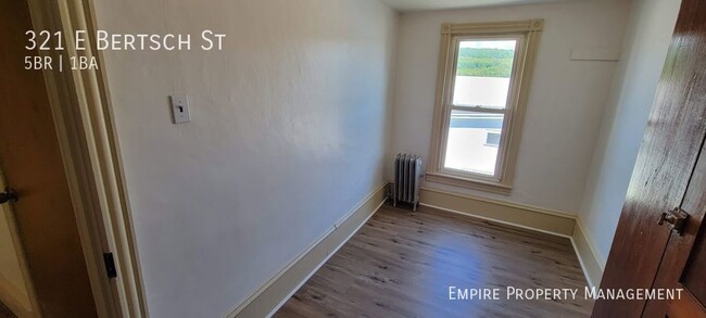 Building Photo - 5 Bedroom / 1.5 Bath Home in Lansford!