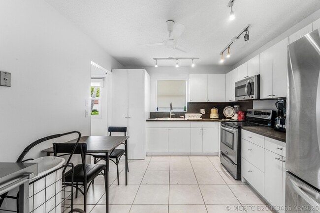 Building Photo - 687 Marlboro Oval