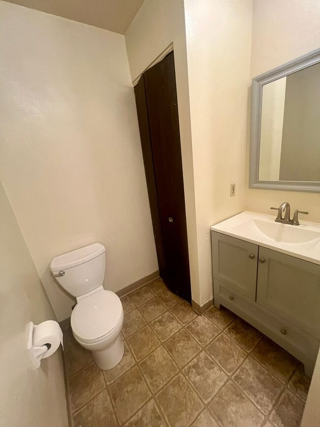 Building Photo - Charming One Bedroom Apartment! Lots of Na...