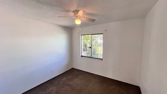Building Photo - 2 Bedroom/1 Bath Townhome in Orlando!