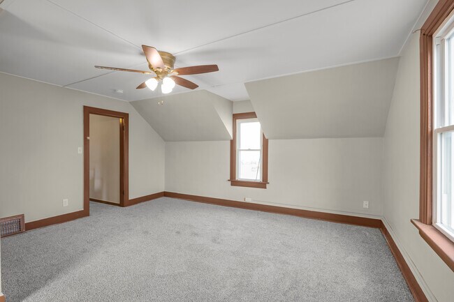 Building Photo - 521 Main St E