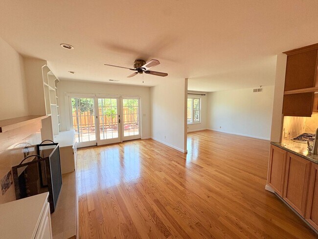 Building Photo - 3057 Carleton Pl