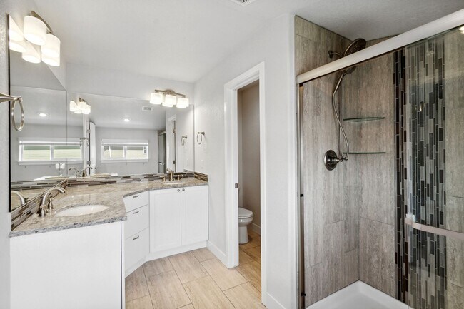 Building Photo - Modern 3BD Townhome w/ a Rooftop Deck!