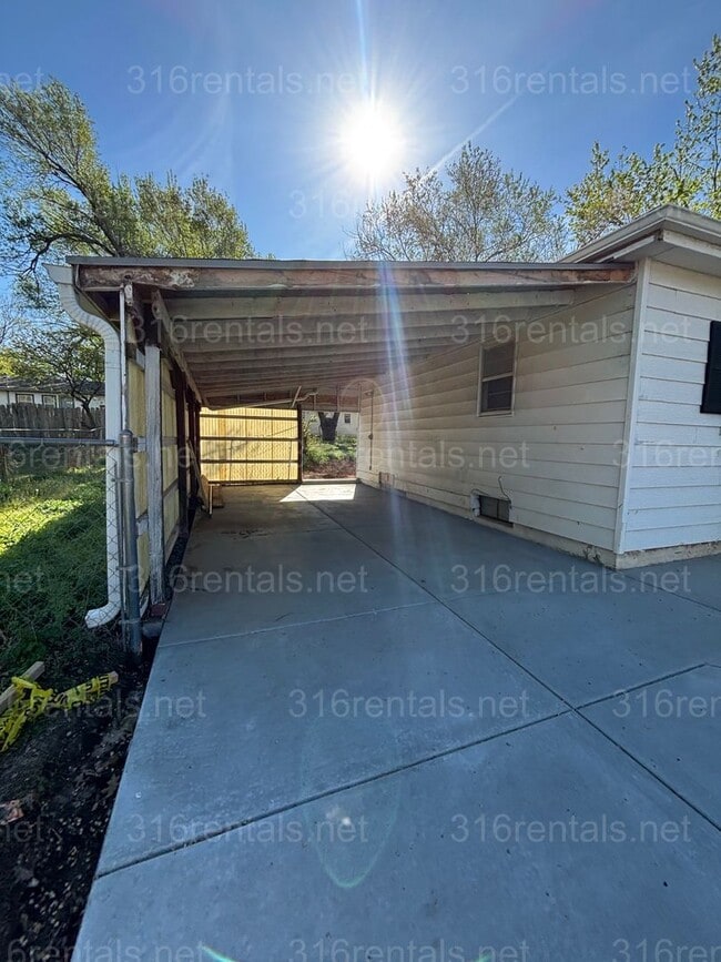Building Photo - 2 bed 1 bath house available!