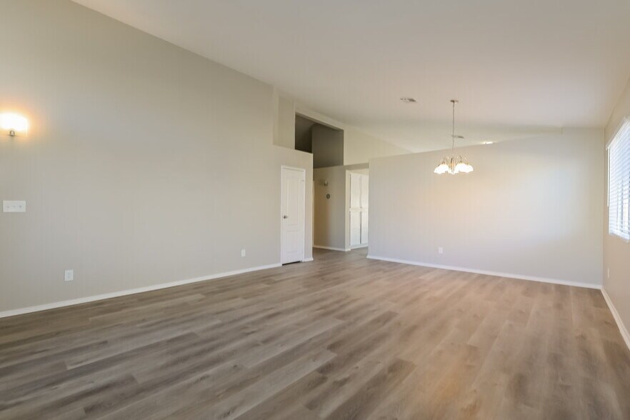 Building Photo - 682 Covina Dr