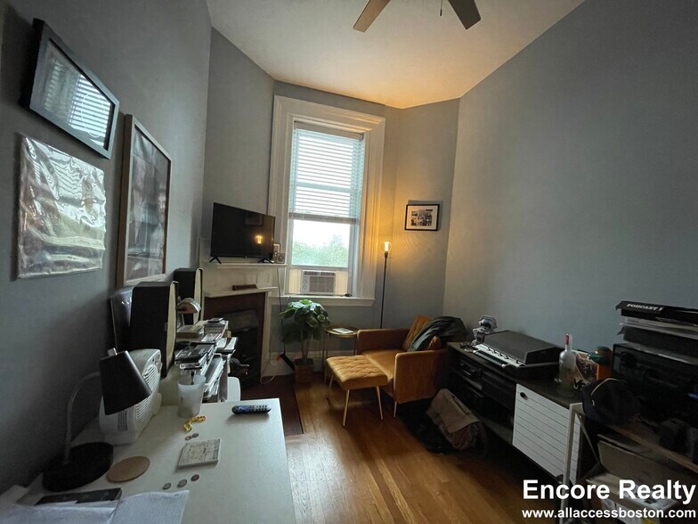 Building Photo - 468 Beacon St