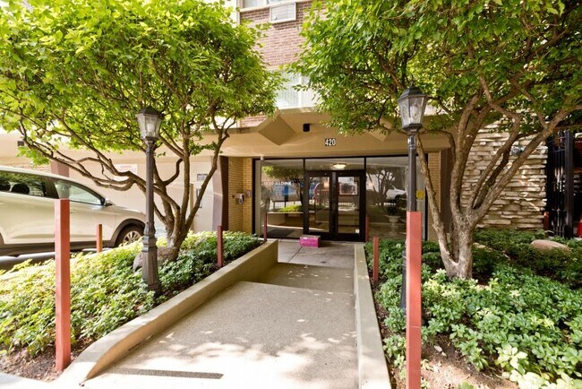 Building Photo - 1 bedroom in Chicago IL 60657