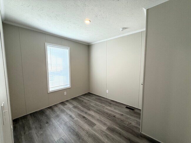 Building Photo - 9356 River Dr