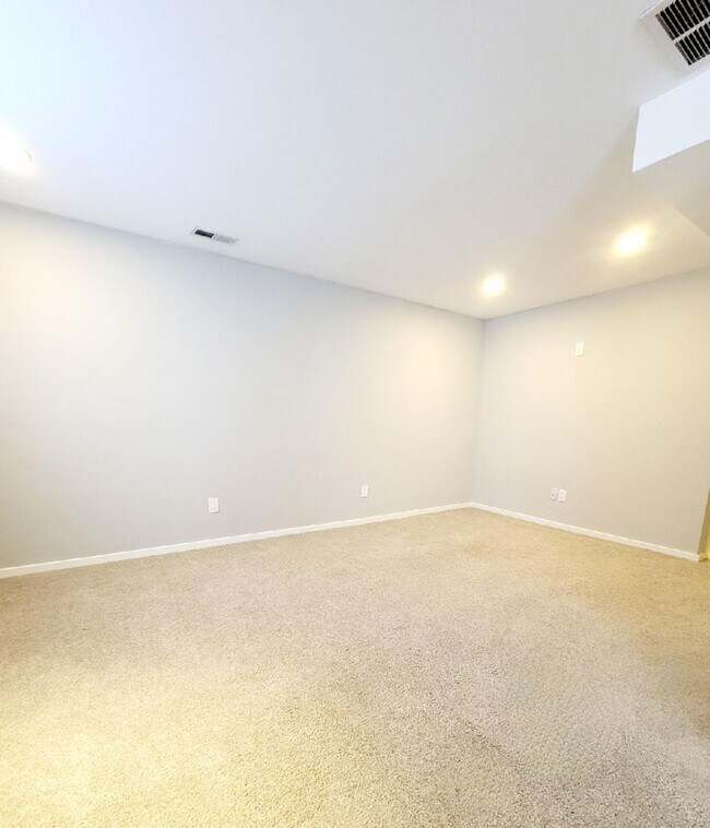 Building Photo - Well maintained 4 bedroom home on west side!