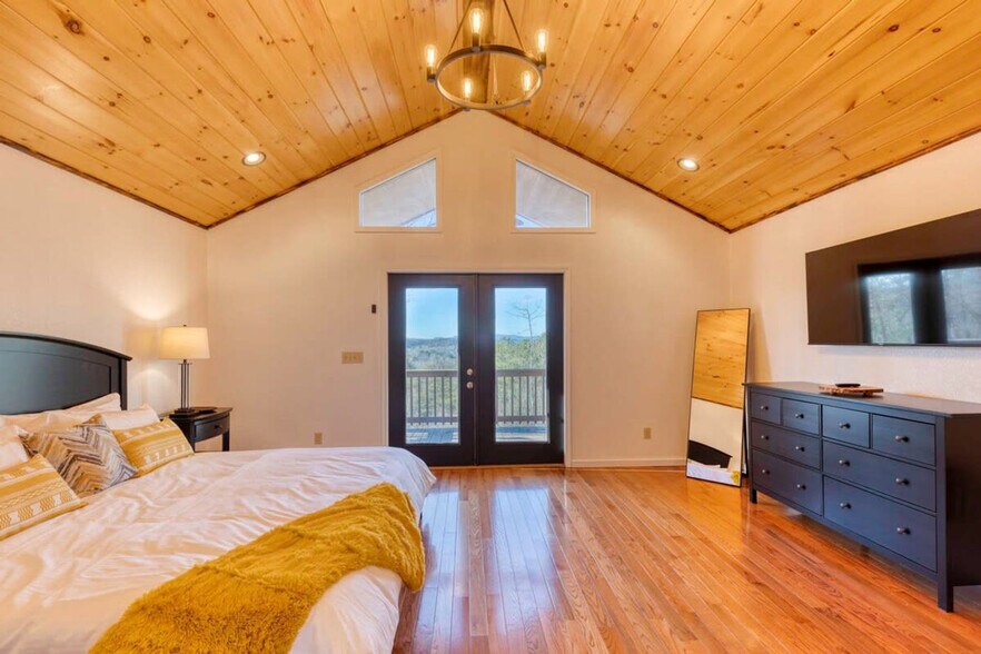 Building Photo - 742 E 2nd St