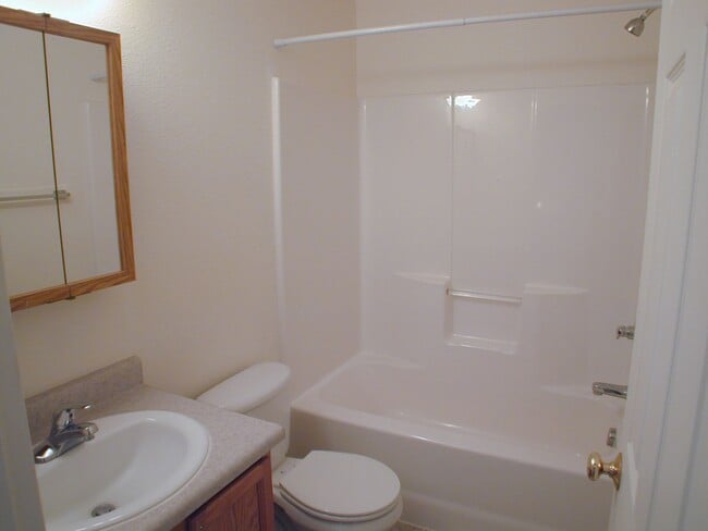 Building Photo - House For Lease