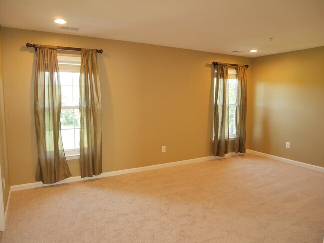 Building Photo - Gorgeous Former Model 4 Bed 2.5 Bath Townh...