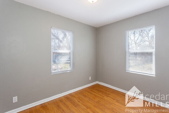 Building Photo - 1703 E Looman St