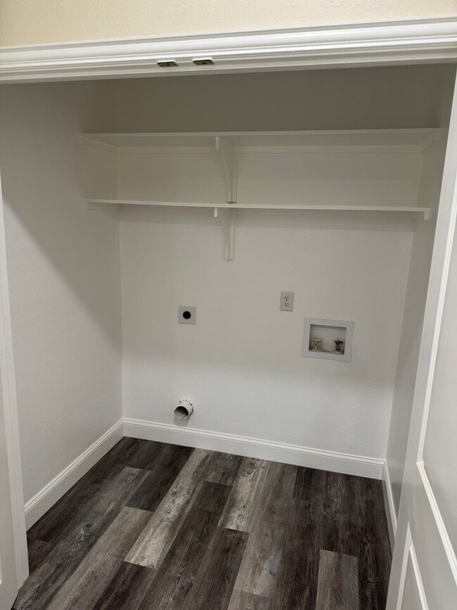 Building Photo - Modern 4 Townhome - Peaster ISD - HIGH CEILINGS