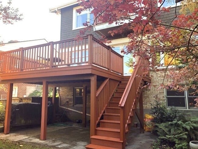 Building Photo - Spacious 3-Level Home Overlooking Magnuson...
