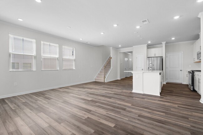 Building Photo - 5715 Woodlawn Dr