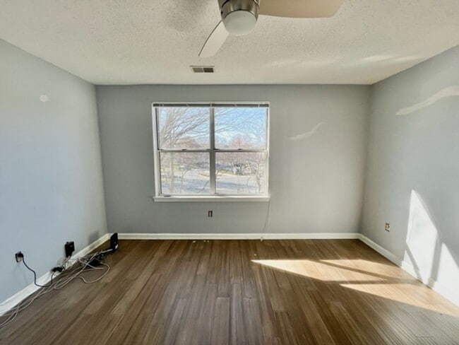 Building Photo - Beautiful 3 BR 2 BA condo in sought after Crown!