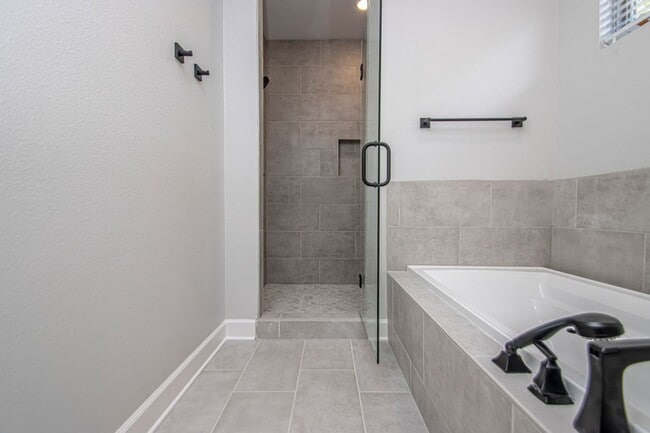 Building Photo - Newer Construction 3 bed 2 1/2 Bath, 2,20 sqft in West Little Rock