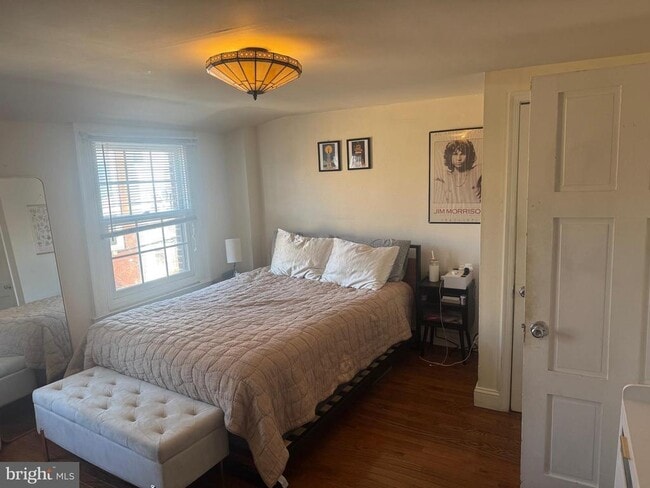 Building Photo - 1943 Waverly St